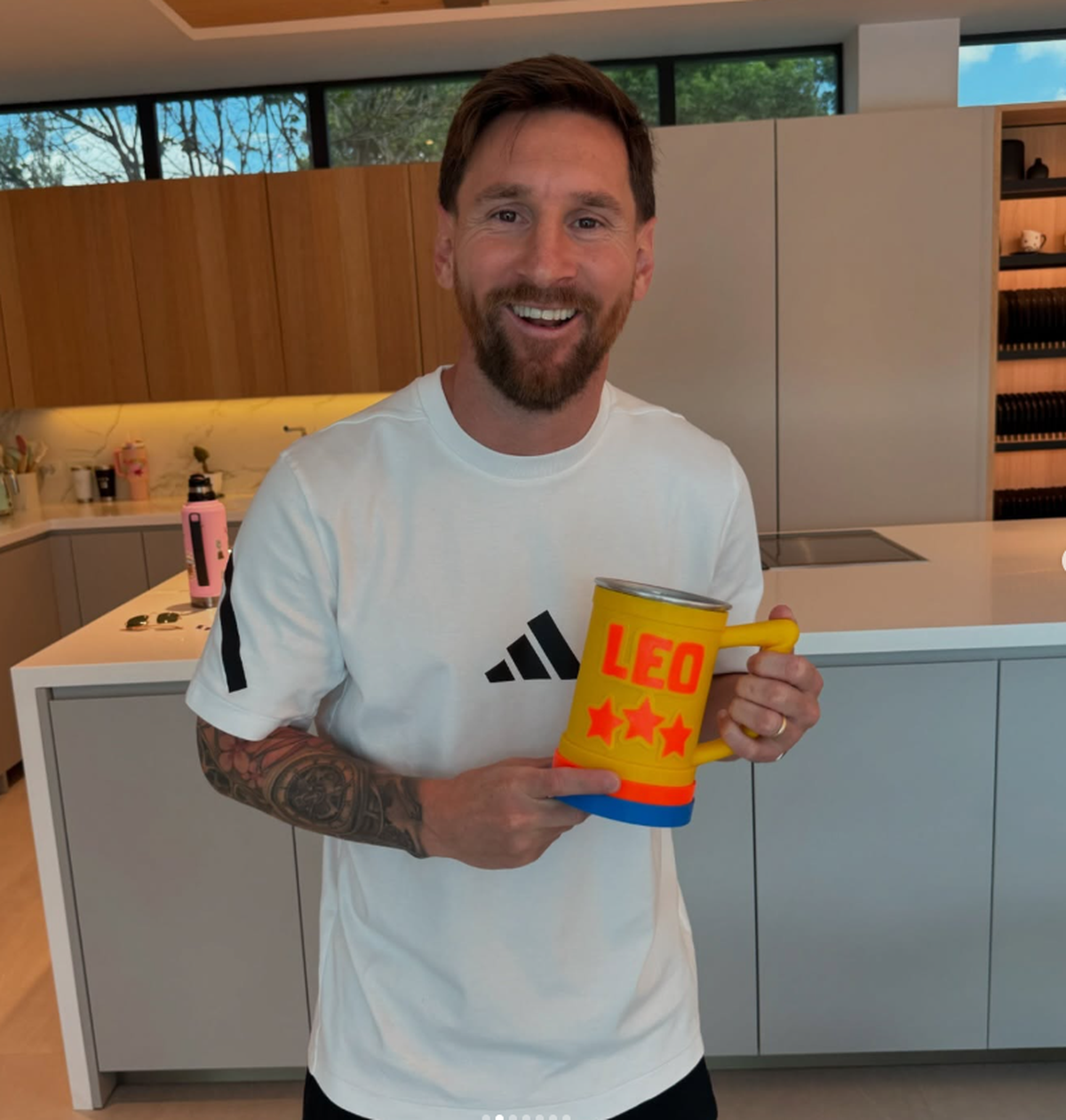Una jarra, el regalo especial de Un poco de ruido para Lionel Messi. Una jarra, el regalo especial de Un poco de ruido para Lionel Messi.