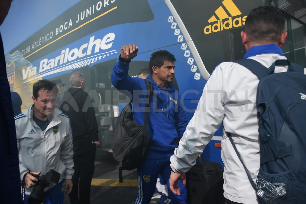 Furor en Paraná durante la llegada del plantel profesional de Boca para jugar ante Patronato.