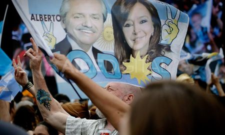Alberto y Cristina durante la celebración del triunfo en las elecciones generales el 27 de octubre, en un palco copado por La Campora. Alberto y Cristina durante la celebración del triunfo en las elecciones generales el 27 de octubre, en un palco copado por La Campora.