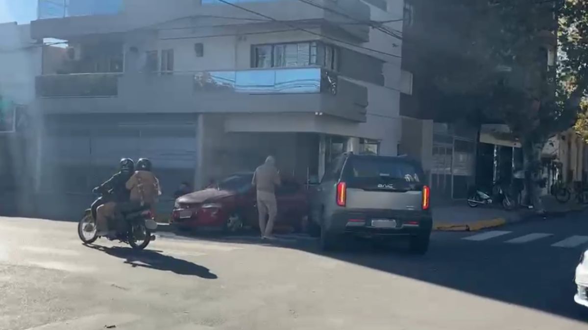 Uno de los accidentes ocurrió en Laprida al 3600 y el otro en Alvear y Castellanos. No hubo heridos, pero sí importantes daños. Uno de los accidentes ocurrió en Laprida al 3600 y el otro en Alvear y Castellanos. No hubo heridos, pero sí importantes daños.