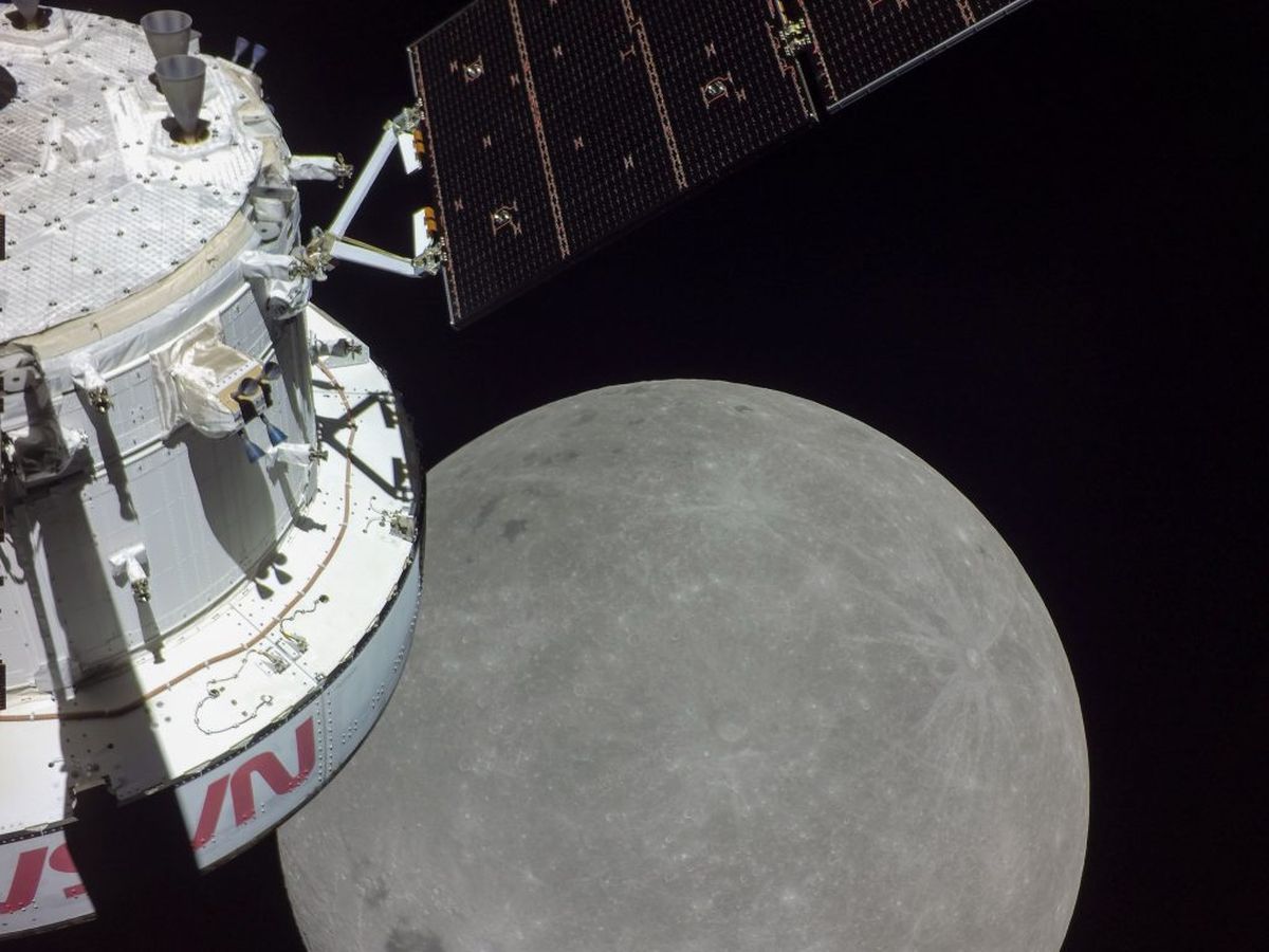 Una parte del lado oculto de la Luna se cierne más allá de la nave espacial Orión en esta imagen tomada el sexto día de la misión Artemis I por una cámara en la punta de uno de los paneles solares de Orión.