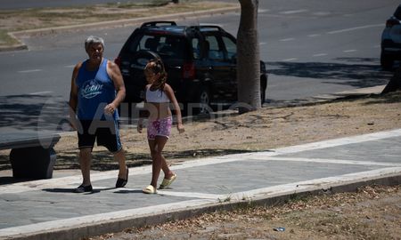 El calor se hace sentir en la ciudad de Santa Fe. El calor se hace sentir en la ciudad de Santa Fe.