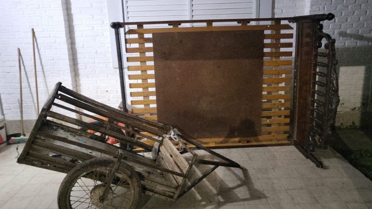 Tanto la cama como las mesitas de luz fueron cargadas por los ladrones en un carro con dos ruedas.&nbsp;