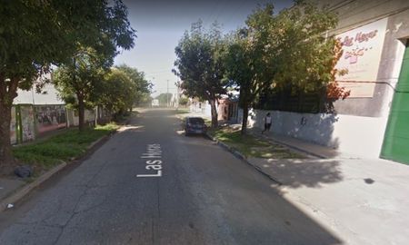 Las Heras 4600: la víctima del robo estaba jugando al fútbol cuando le abrieron el auto para robarle.