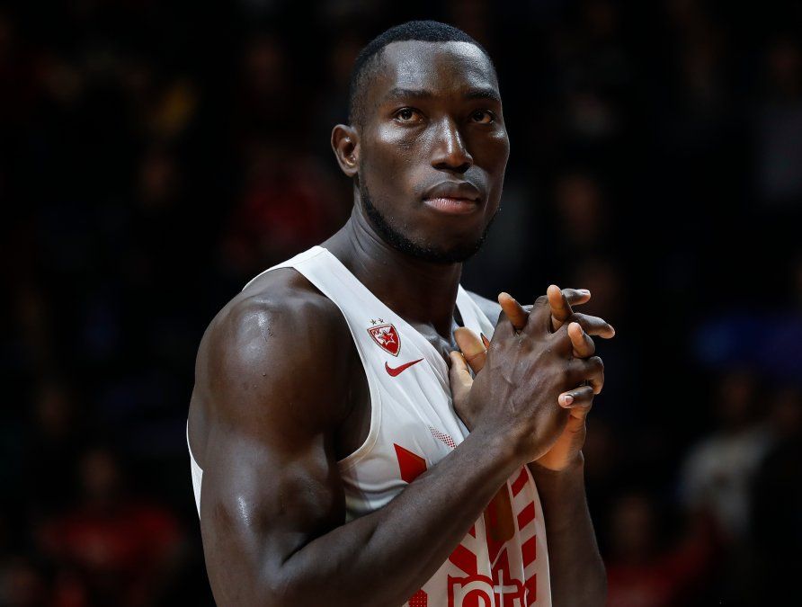 El pivote Michael Ojo de 27 año murió de un ataque cardíaco mientras entrenaba para volver a jugar con el Partizán de Serbia.
