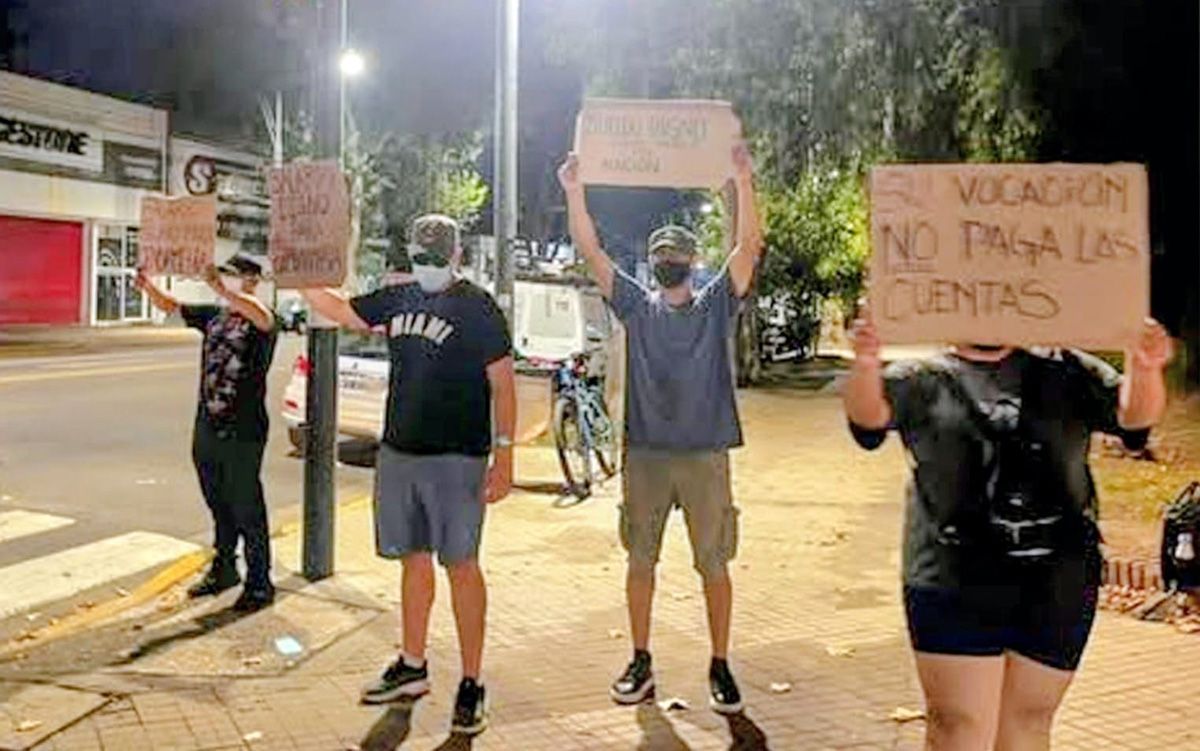 Un pequeño grupo que decía pertenecer a Gendarmería se manifestó el martes a la noche frente al Destacamento Móvil 2
