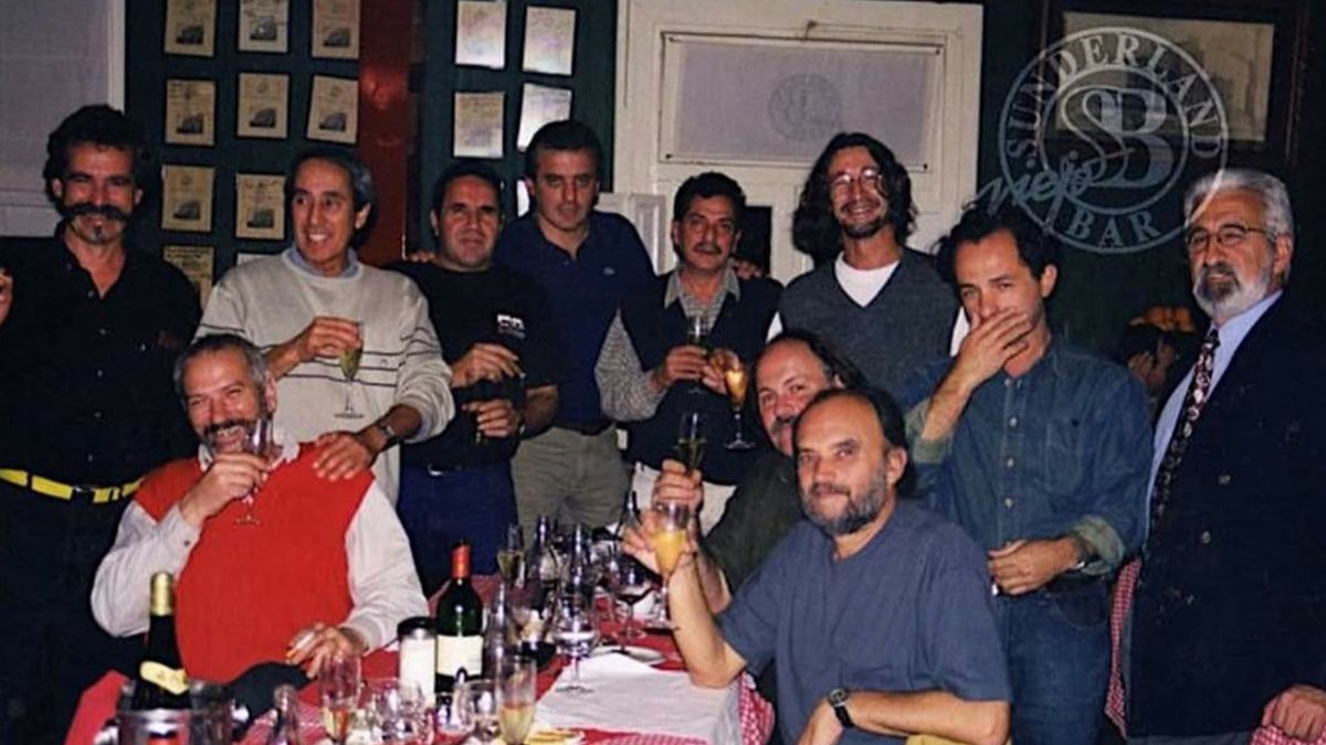 El Negro Fontanarrosa en una visita al bar portuario.