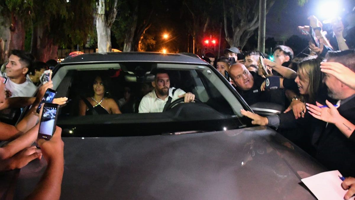 El astro de Paris Saint Germain llegó a la fiesta vestido con una camisa blanca, junto a su esposa, Antonela Roccuzzo, de vestido negro, y a sus tres hijos, también con camisas blancas.