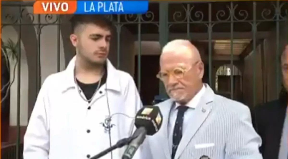 Santiago Lara con su abogado.