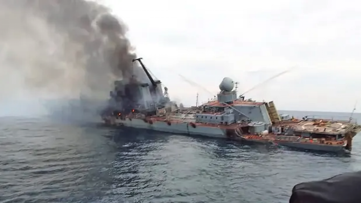 Un 14 de abril, misiles ucranianos alcanzaron y hundieron el buque insignia ruso Moskva en el Mar Negro, un importante revés para Moscú. 