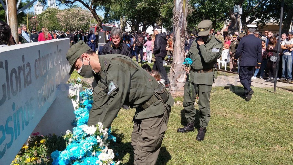 Ofrendas florales para homenajear a los soldados caídos en el conflicto bélico.