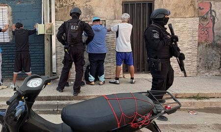 Dos allanamientos en la ciudad capital dejaron una detenida, y otras dos aprehendidas a disposición de la Justicia. Dos allanamientos en la ciudad capital dejaron una detenida, y otras dos aprehendidas a disposición de la Justicia.