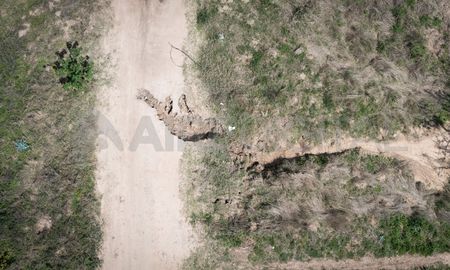 Vecinos de Colastiné Norte muestran su preocupación por el estado de un sector del terraplén de defensa. Vecinos de Colastiné Norte muestran su preocupación por el estado de un sector del terraplén de defensa.