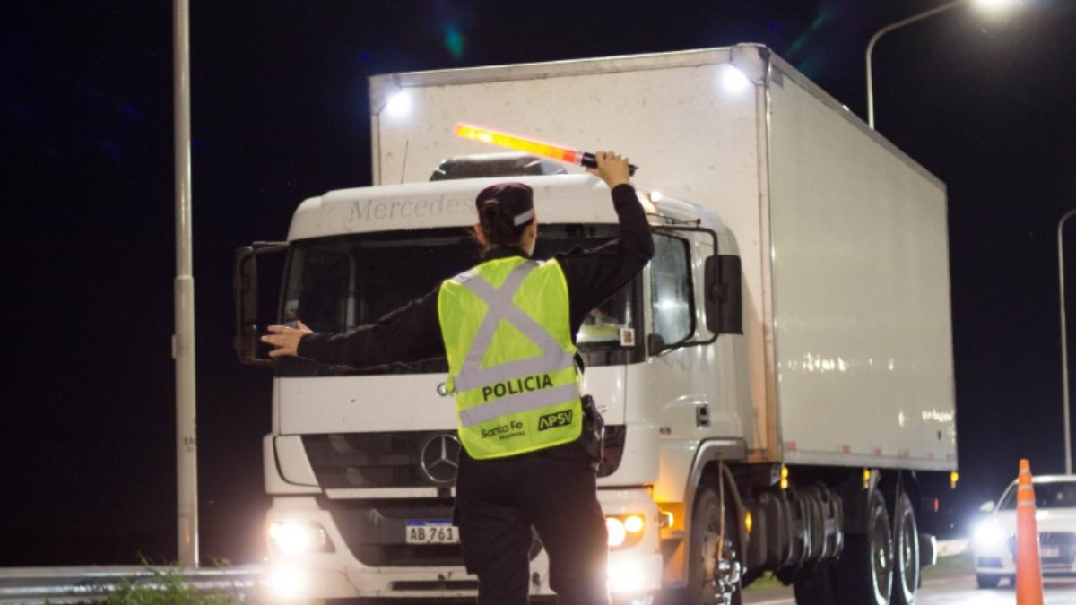 La niebla reduce drásticamente la visibilidad horizontal aumentando considerablemente las posibilidades de sufrir un siniestro vial si no se toman las medidas de precaución necesarias para una conducción prudente. La niebla reduce drásticamente la visibilidad horizontal aumentando considerablemente las posibilidades de sufrir un siniestro vial si no se toman las medidas de precaución necesarias para una conducción prudente.