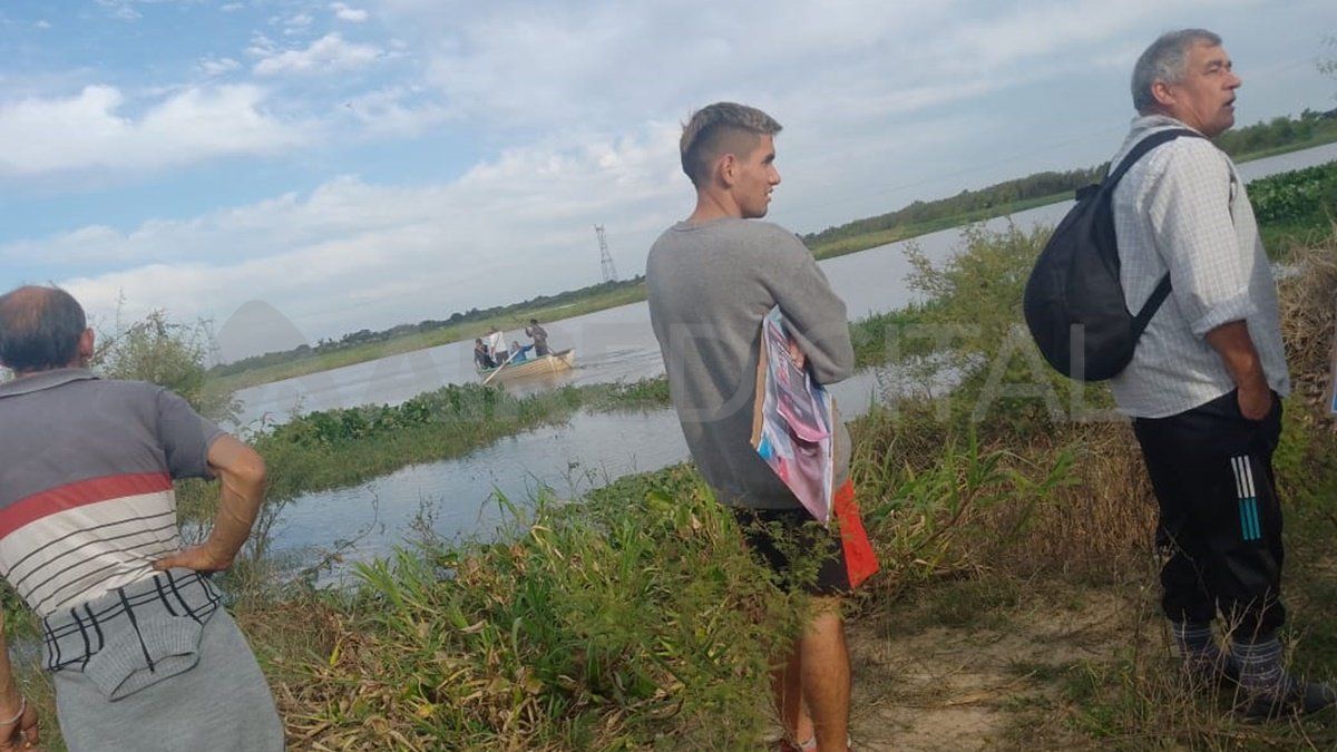 Con canoas y con los medios que tenían a su alcance, vecinos de la mujer intentaron localizar su cuerpo en las aguas del riacho Santa Fe.