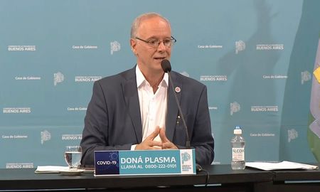 El ministro de Salud bonaerense, Daniel Gollán, dijo que no le gustan las imágenes que reciben en el Gobierno sobre las fiestas clandestinas y los movimientos de gente sin las medidas de prevención. El ministro de Salud bonaerense, Daniel Gollán, dijo que no le gustan las imágenes que reciben en el Gobierno sobre las fiestas clandestinas y los movimientos de gente sin las medidas de prevención.