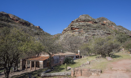 El bosque de matos y quebrachos blancos rodea los cerros de arenisca roja, creando un microclima ideal para el descanso y la preservación de especies autóctonas. El bosque de matos y quebrachos blancos rodea los cerros de arenisca roja, creando un microclima ideal para el descanso y la preservación de especies autóctonas.