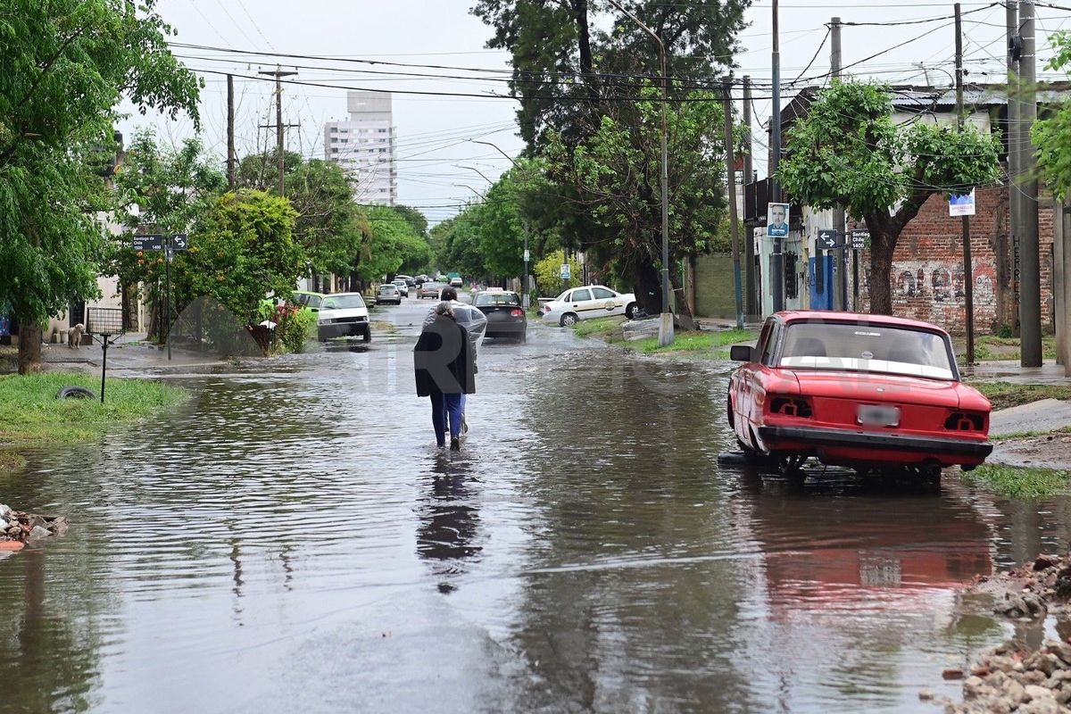 El agua provocó el anegamiento en varias calles de la ciudad de Santa Fe. El agua provocó el anegamiento en varias calles de la ciudad de Santa Fe.