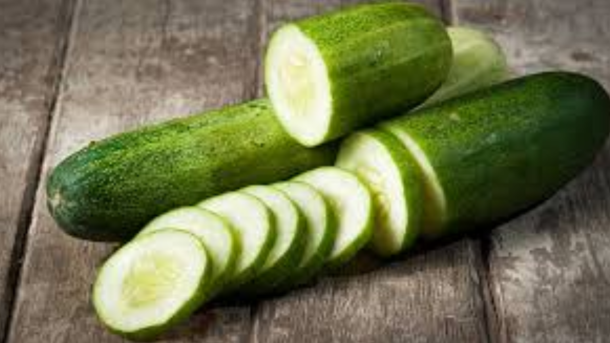 El pepino, un vegetal refrescante y bajo en calorías, es ideal para mantener la hidratación y promover una piel saludable.