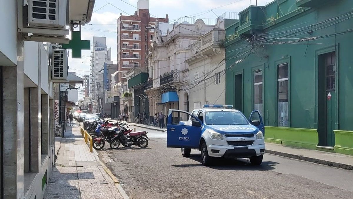 Un desperfecto en un cable de media tensión provocó un corte de tránsito en el microcentro.