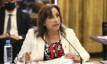 En una sesión especial en el Congreso, Dina Boluarte jura como nueva presidenta de la República del Perú tras la decisión del Congreso de vacar a Pedro Castillo. En una sesión especial en el Congreso, Dina Boluarte jura como nueva presidenta de la República del Perú tras la decisión del Congreso de vacar a Pedro Castillo.