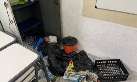 Las consecuencias del robo afectan directamente a más de 200 alumnos entre nivel primario y secundario, que comparten el mismo edificio y que hoy quedaron sin clases. Las consecuencias del robo afectan directamente a más de 200 alumnos entre nivel primario y secundario, que comparten el mismo edificio y que hoy quedaron sin clases.
