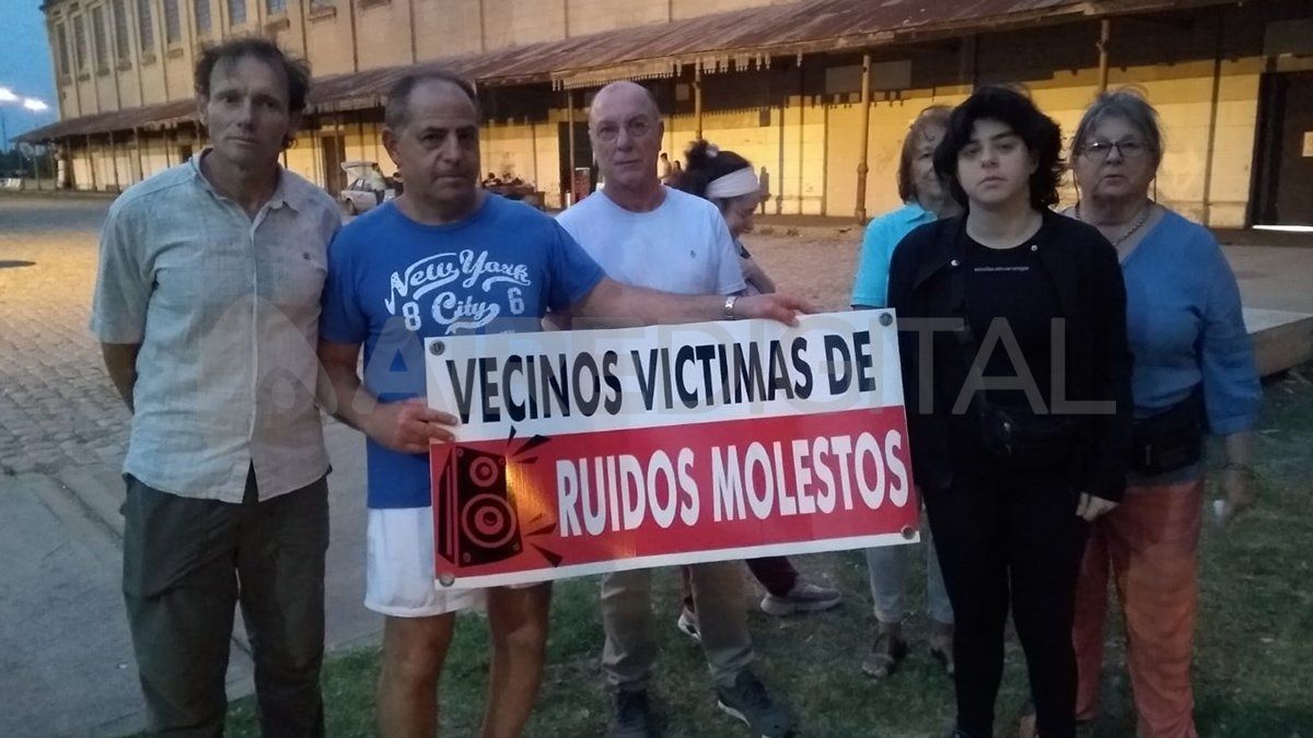 Un grupo de vecinos de la Estación Belgrano, ubicada en Bulevar Gálvez al 1100 de la ciudad de Santa Fe, se concentraron este miércoles por la tarde para manifestar sus quejas por los ruidos molestos.