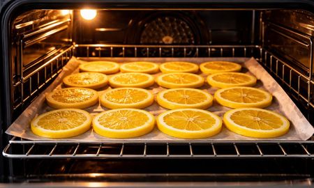 Este truco casero con cáscaras de limón ayuda limpiar el horno. Este truco casero con cáscaras de limón ayuda limpiar el horno.