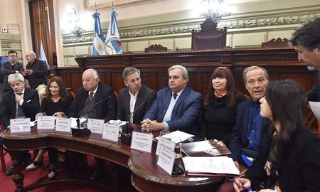 En el recinto de la Cámara de Diputados de Santa Fe, se llevó a cabo una audiencia pública relacionada con los proyectos de autonomía municipal que fueron presentados. Aseguran que hay consenso para sancionar una ley. En el recinto de la Cámara de Diputados de Santa Fe, se llevó a cabo una audiencia pública relacionada con los proyectos de autonomía municipal que fueron presentados. Aseguran que hay consenso para sancionar una ley.