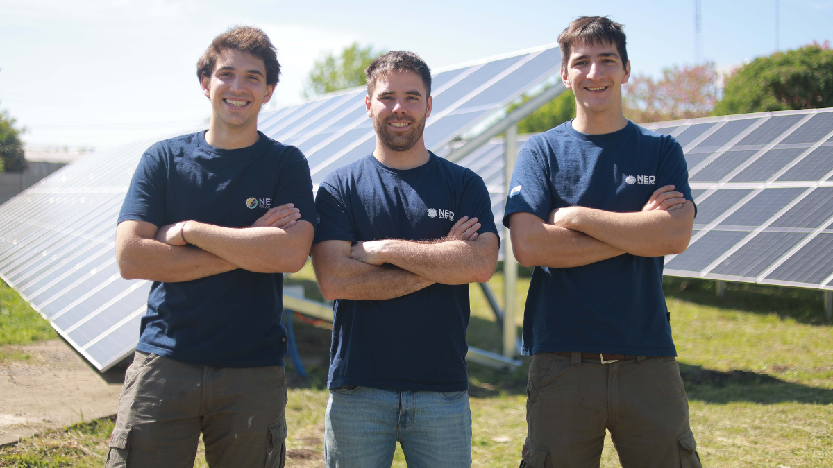 Los jóvenes son estudiantes y tienen entre 26 y 28 años. Los jóvenes son estudiantes y tienen entre 26 y 28 años.