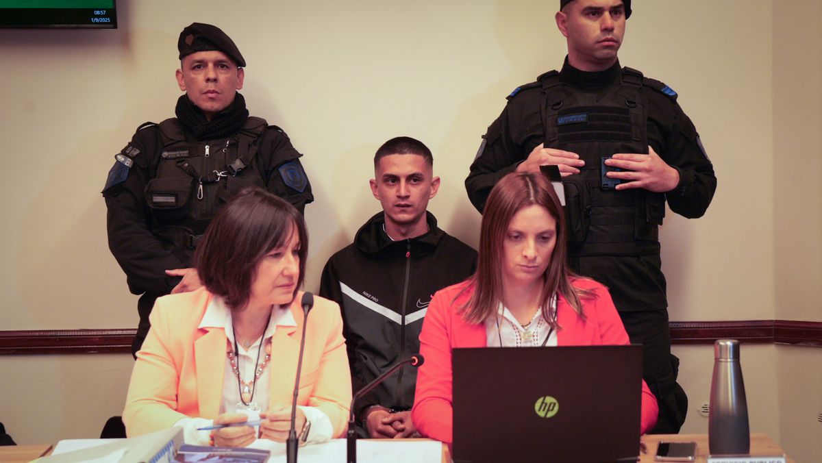 Carrizo es asistido por su abogada del Servicio Público de la Defensa Penal. 