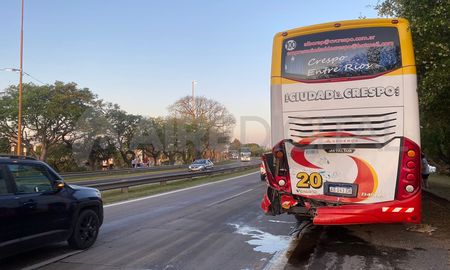 El colectivo con 60 personas a bordo fue embestido por un camión sobre la avenida Circunvalación. El colectivo con 60 personas a bordo fue embestido por un camión sobre la avenida Circunvalación.