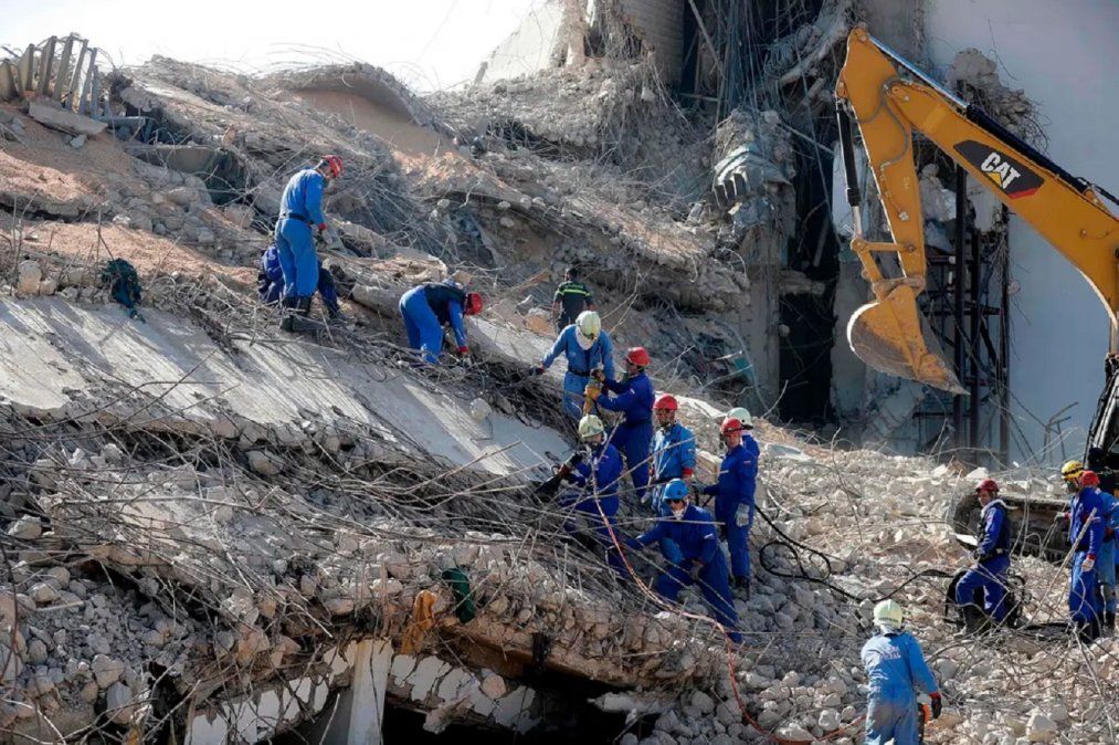 En Beirut remueven los escombros que dejó la devastadora explosión&nbsp;Fuente: AFP