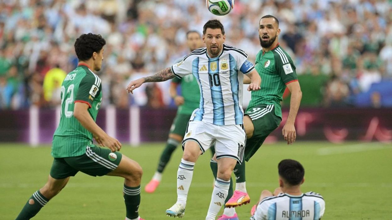 El delantero argentino Lionel Messi, número 10, gesticula frente al balón junto a los centrocampistas argelinos Ibrahim Maza (número 22) y Nabil Bentaleb (número 19) durante el partido de fútbol del Grupo J del Mundial 2026 entre Argentina y Argelia en el Estadio de Kansas City, el 16 de junio de 2026.