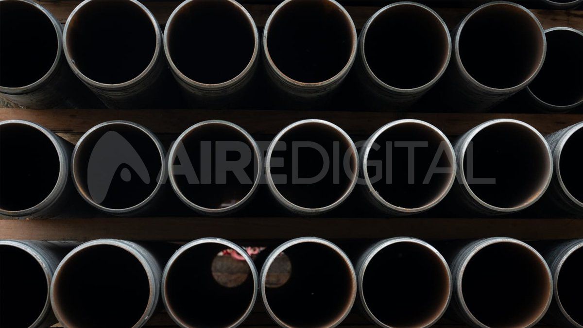 Los caños que formarán la tubería tienen una dimensión de diez pulgadas y doce metros de largo.