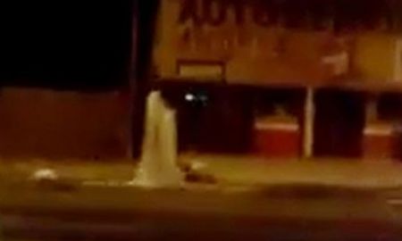 Los vecinos decían que vieron a una mujer de cabellos negros deambulando por la calle, que balbuceaba y lloraba mientras andaba errante por la calle. Los vecinos decían que vieron a una mujer de cabellos negros deambulando por la calle, que balbuceaba y lloraba mientras andaba errante por la calle.