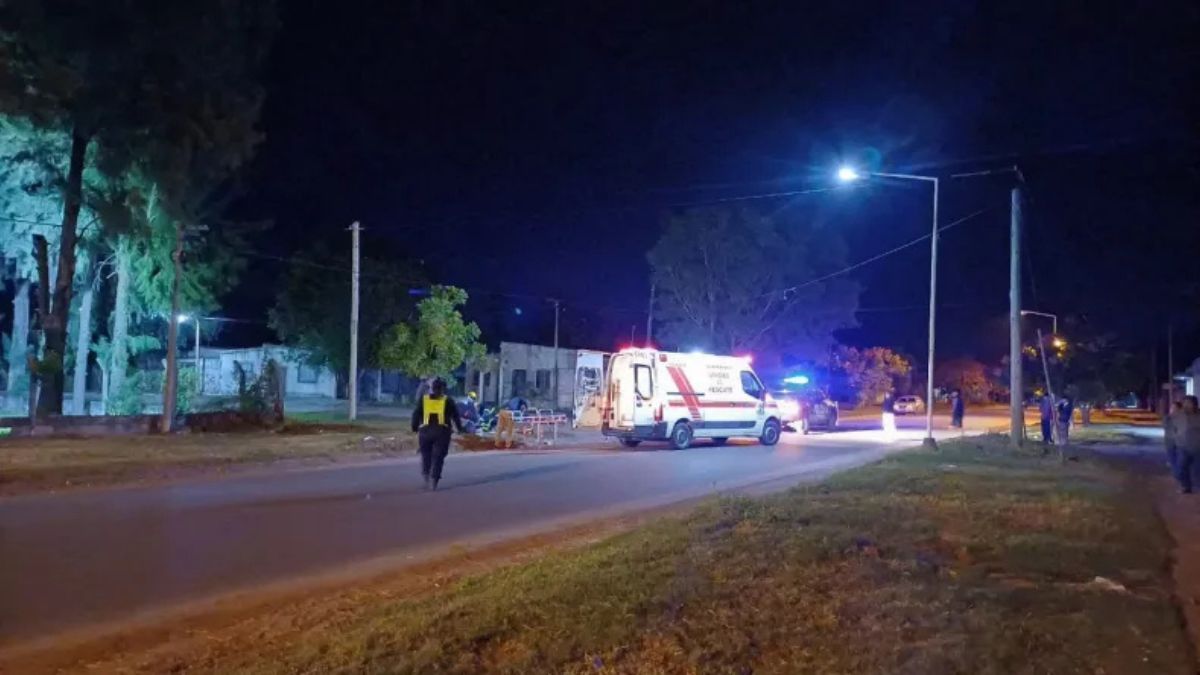 El accidente ocurrió durante la madrugada del lunes en una esquina de Villa Ocampo.