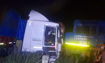 Accidente en la ruta 41. Un tren embistió a un camión Accidente en la ruta 41. Un tren embistió a un camión