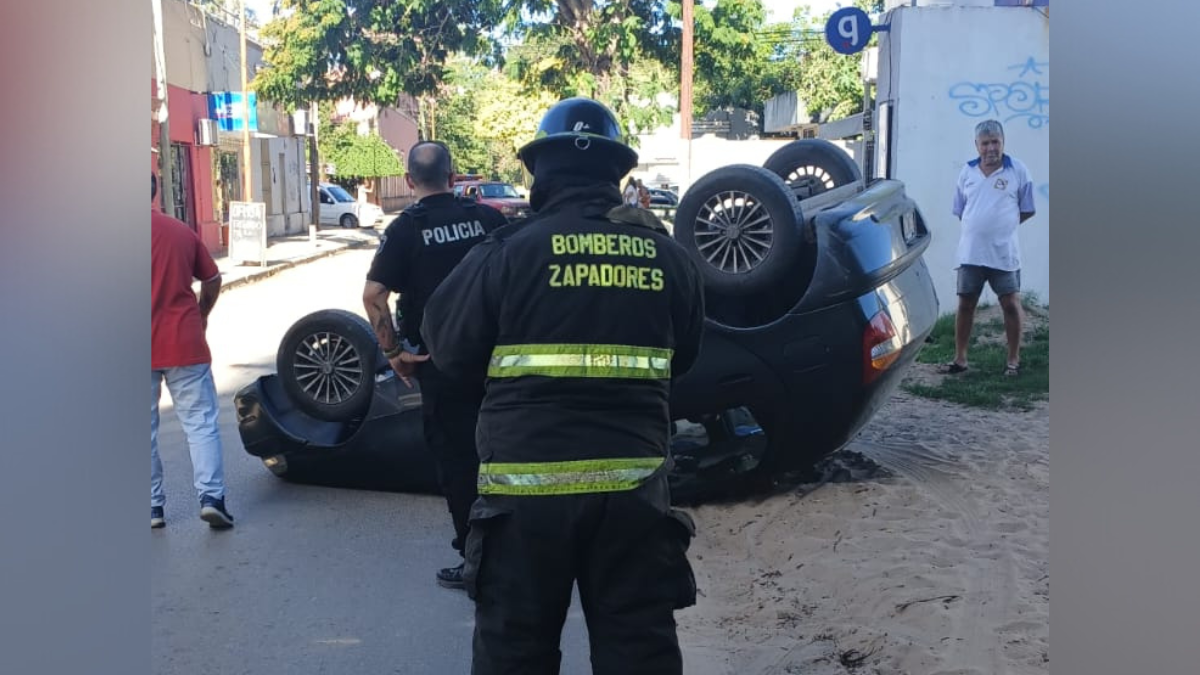 Tras el siniestro, personal de bomberos acudi&oacute; al lugar y realiz&oacute; tareas para colocar nuevamente el autom&oacute;vil en su posici&oacute;n normal.