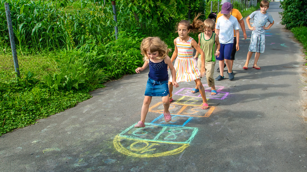 El juego es esencial en todas las edades y etapas de la vida, pero se transforma en un elemento clave en los primeros años de vida en los que se asientan las bases para el conocimiento y las competencias claves que tendrá el niño a futuro.