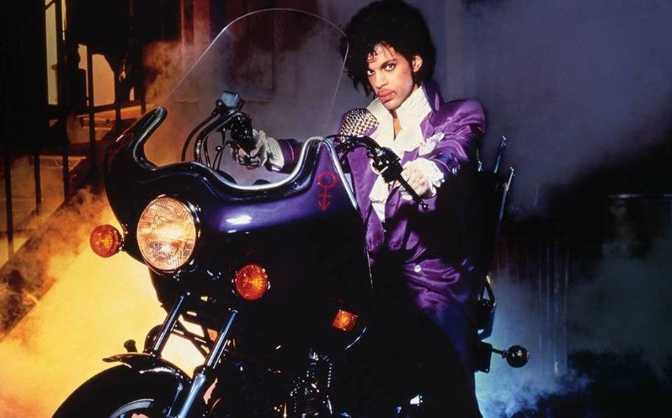 Prince, fue también bailarín y músico conocido por su ecléctico trabajo, su extravagante puesta en escena, vestuario y aspecto; su vida llena de controversias