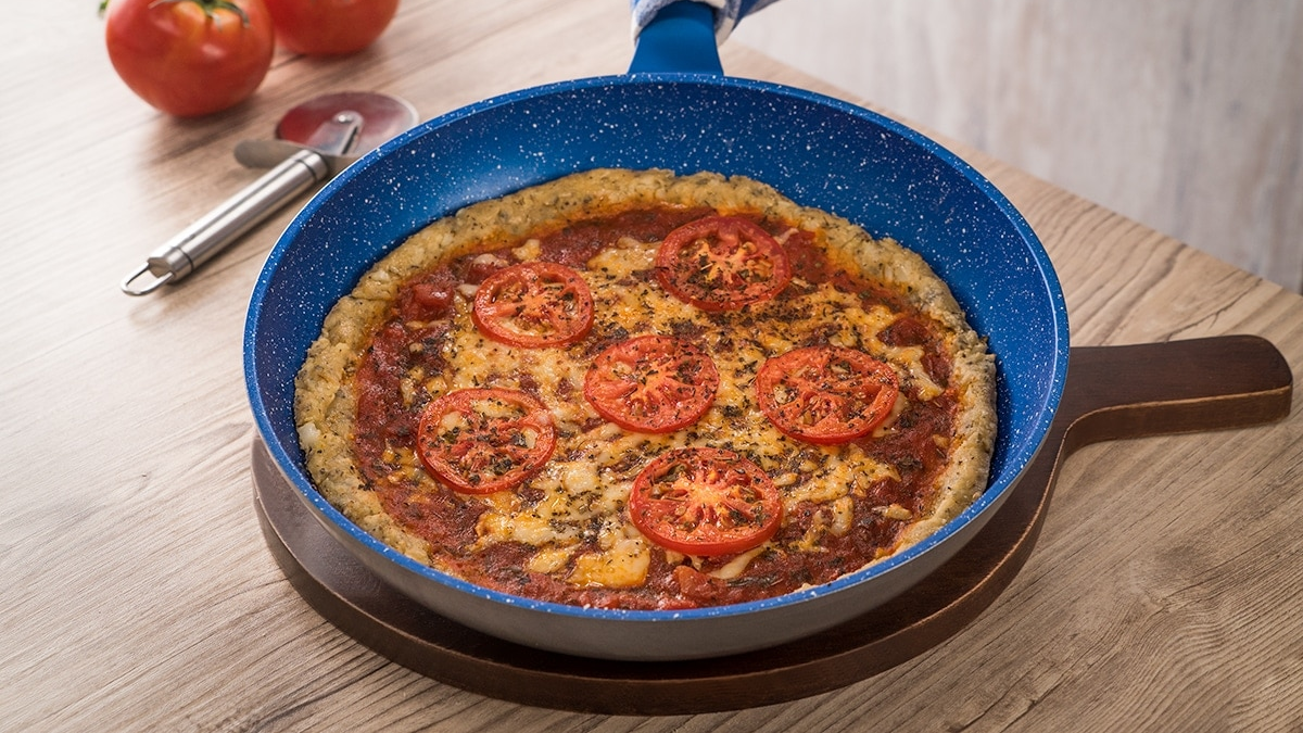 La pizza en sartén es una excelente opción para hacer en casa sin gastar de más. La pizza en sartén es una excelente opción para hacer en casa sin gastar de más.