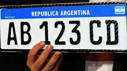 Qué significa encontrar una patente de vehículo en la calle: el mensaje oculto de la suerte