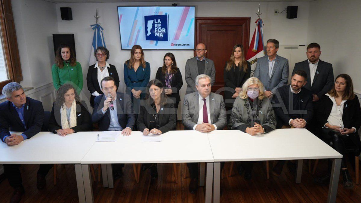 Diputados y diputadas socialistas en la presentación del proyecto de Reforma de la Constitución.