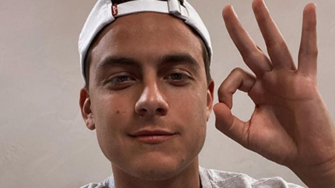 Paulo Dybala se recupera en su casa de Italia.