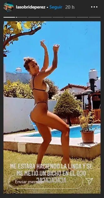 Sol Pérez bailando en bikini blanca y negra.