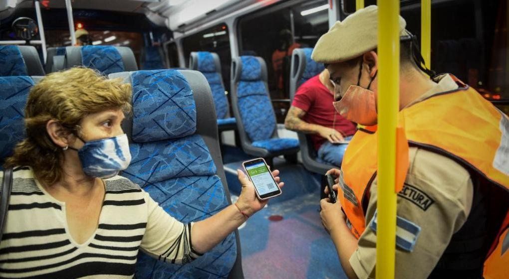 Los efectivos controlan el transporte público de pasajeros.