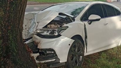 Accidente en Ruta 11: un auto despistó e impactó contra un árbol