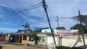 Preocupación por un poste a punto de caer tras el paso de un camión en barrio Los Ángeles