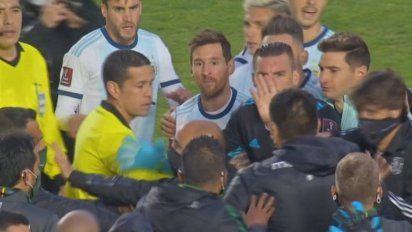 Lionel Messi se retiró amonestado en medio de una polémica